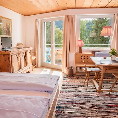 Haus Am Waldrand 公寓式酒店